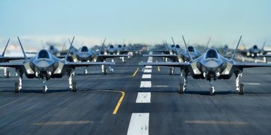 "Прогулка слонов за $2 млн в час": 52 истребителя F-35 одновременно поднялись в воздух (видео)