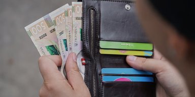 Деякі українці отримають компенсації за втрату роботи через атаки РФ: кому і скільки виплатять