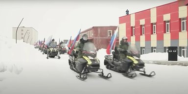 Мілітарі паради з прапорами РФ: як живе російський анклав Баренцбург в Норвегії (відео)