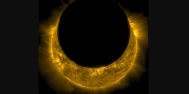Лунные горы во всей красе: зонд NASA сделал снимок солнечного затмения вблизи (фото)