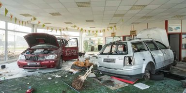 У Німеччині знайшли занедбаний автосалон із машинами всередині (відео)