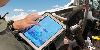 Пилот F-22 впервые управлял дроном-помощником из кабины самолета: как это возможно (фото)