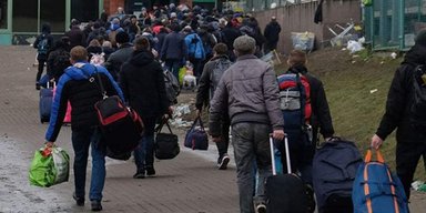 Пропонують роботу та бронювання: чи повернуться чоловіки до України