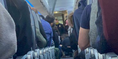 Была экстренная посадка: скандальная пассажирка устроила "дебош" на борту самолета