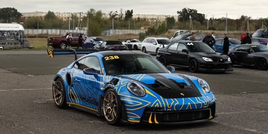 В Україні з'явився спорткар Porsche за 12 мільйонів у патріотичному забарвленні (фото)