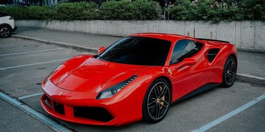 Развивает 330 км/ч: в Киеве заметили знаковый суперкар Ferrari (фото)