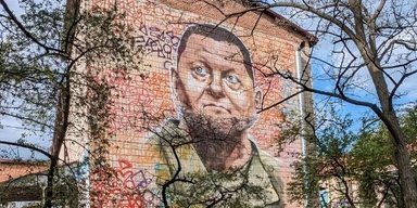 Фанаты лезли через забор: в Киеве зарисовали мурал с Залужным