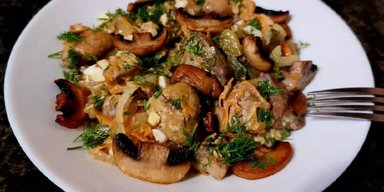 Сытно и вкусно: рецепт салата с печенью и жареными грибами