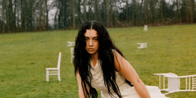 Мировая звезда Charli XCX, которая посетила вечеринку с россиянами, поддержала Украину