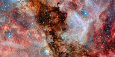Телескоп NASA показал "фабрику звезд" в галактике, которая врежется в Млечный Путь (фото)