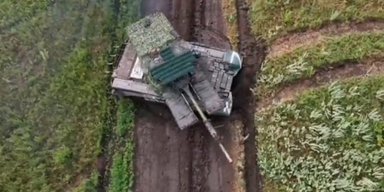 Влучний удар спецпризначенців: FPV-дрон уразив російський танк із подвійним захистом (відео)