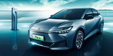 Аналог Camry: в Україні з'явився недорогий електрокар Toyota із запасом ходу 615 км (фото)