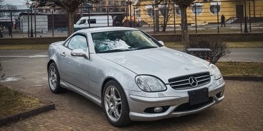 Потужний раритет: у Києві помітили лімітований спорткар Mercedes 2000-х (фото)