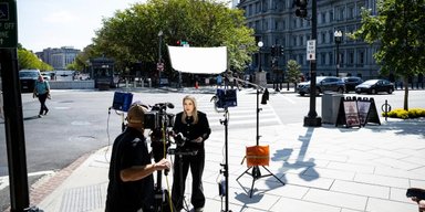 Трамп выгнал журналистов из Белого дома: те подают в суд и заявляют, что он нарушил Конституцию США