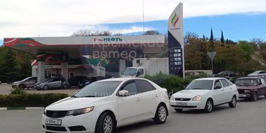 Дефіцит палива в Криму: люди продають місця в черзі на АЗС (відео)