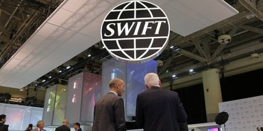 Эксперты объяснили, почему от SWIFT отключают пока не всю Россию