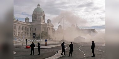 Пожежа та стрілянина в таборі президента в Белграді: поранено одну людину