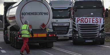 Анонсував зміни: прем'єр Польщі підтримав відновлення дозволів для українських водіїв