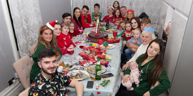 "Нас воспитывали так же": родители 22 детей берут с них арендную плату и деньги на еду (фото)