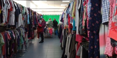"Сама виновата": пока женщина примеряла одежду в секонд-хенде Киева, ее собственное пальто продали (видео)