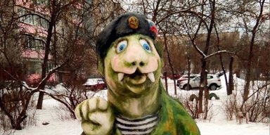 "Ґодзілла" у формі ЗС РФ: росіянин змайстрував зі снігу зелений символ 2024 року (фото)