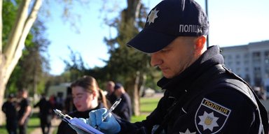 Чоловік напав із ножами на правоохоронців на Куликовому полі в Одесі: що відомо (відео)