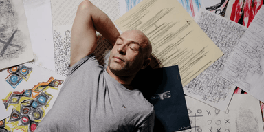 Не поддается объяснению: художник рисует картины во сне и продает их за миллионы (фото)