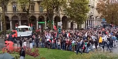 Десятки тисяч людей виходять на протести в Італії: порти заблоковані, школи закриті (відео)