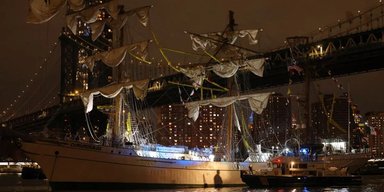 Парусник ВМС Мексики Cuauhtеmoc врезался в Бруклинский мост: много пострадавших (видео)