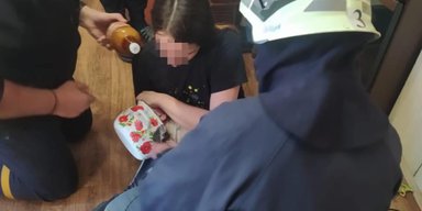 Голова в кастрюле: в Волынской области ГСЧС необычным способом спасли ребенка (фото)