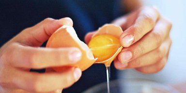 Кормят рисом: в сети показали куриные яйца с абсолютно белым желтком (фото)