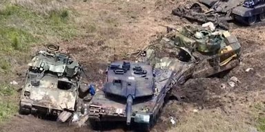 "Колонны бронетехники ВСУ": в РФ показали кадры уничтожения своих танков в Курской области (видео)