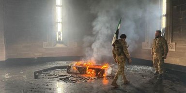Сирийские повстанцы сожгли мавзолей отца Башара Асада (видео)
