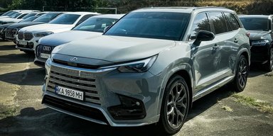 Люкс для сім'ї: у Києві помітили найбільший і найдорожчий кросовер Lexus (фото)