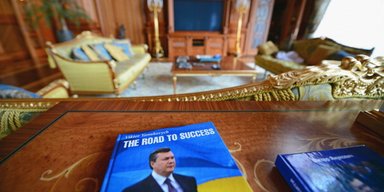 Что узнали о быте Януковича активисты, и как расследуются хищения бывших чиновников
