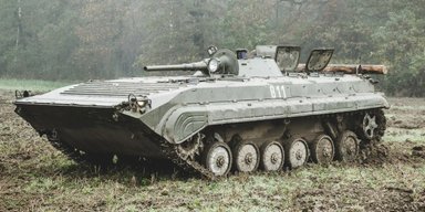 Оккупанты установили боевой модуль БППУ-1 на польскую БМП в полевых условиях (видео)