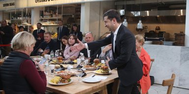 Улыбаемся и машем. Как повары и сотрудники Kyiv Food Market оценили пресс-марафон президента