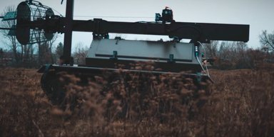 Несет РЭБ и ретранслятор: для ВСУ создали бесшумный наземный дрон "Плющ" (видео)