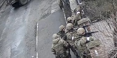 Пограбування і тортури: ЗМІ знайшли військових РФ, підозрюваних у вбивстві полковника СБУ в Бучі (відео)