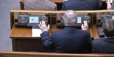 Зеленский тянется к кнопке. Как запретить депутатам голосовать за себя и за того парня