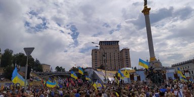 С Майдана к Офису президента. В Киеве участники Марша защитников пошли к Зеленскому