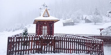 Карпати посеред квітня засипало снігом, а на вихідні майже по всій Україні заморозки (фото)