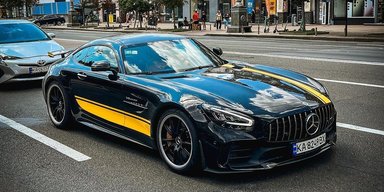 585 сил і багато карбону: у Києві помітили екстремальний суперкар Mercedes (фото)