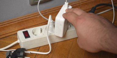 Электрики запрещают: 7 популярных приборов, которые нельзя подключать к удлинителю