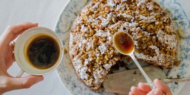 Деревенский торт с орехами и кофе: простой рецепт вкусной выпечки