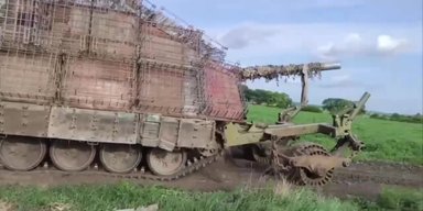 Листы металла, решетки и противоминный трал: в РФ появился еще один танк-сарай (видео)