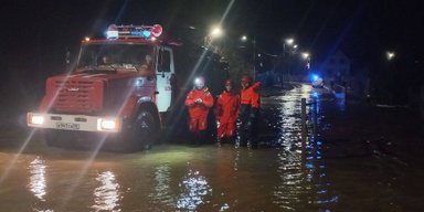 Люди сидять на дахах: села біля Севастополя пішли під воду через рясні зливи (фото, відео)
