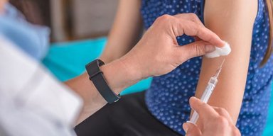 "Перетворюють на піддослідних": росіяни тестують несертифіковані вакцини на дітях ТОТ, — ЦНС