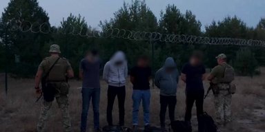 Бежали по заминированному лесу: 5 уклонистов пытались пробраться в Беларусь, — ГПСУ (видео)