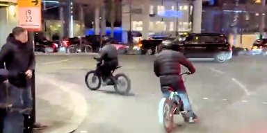 Вирвали прямо з рук: злодії на байках нахабно обікрали чоловіка при десятках свідків (відео)